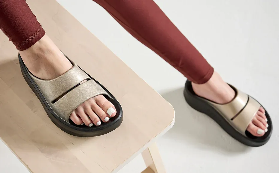OOFOS OOmega OOahh Slide | Women LATTE