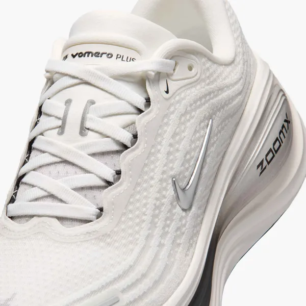Nike Women's Vomero Plus Summit White/Sail/Anthracite/Metallic Silver